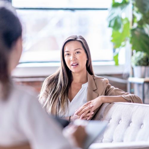 A woman engages in therapy at dual diagnosis treatment centers in Kentucky.