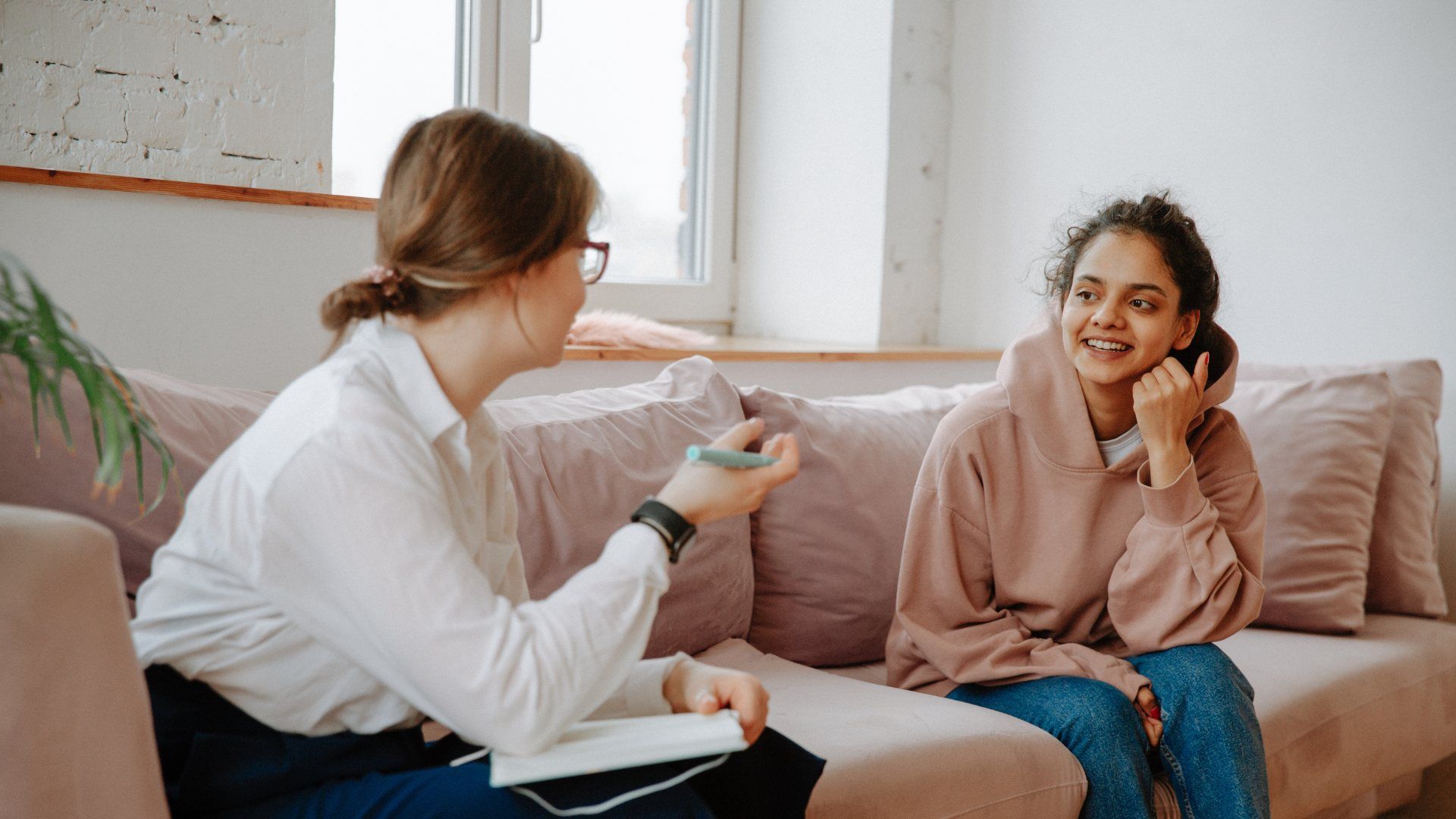 A therapist talking to a client in a private session during Adderall rehab in Kentucky.