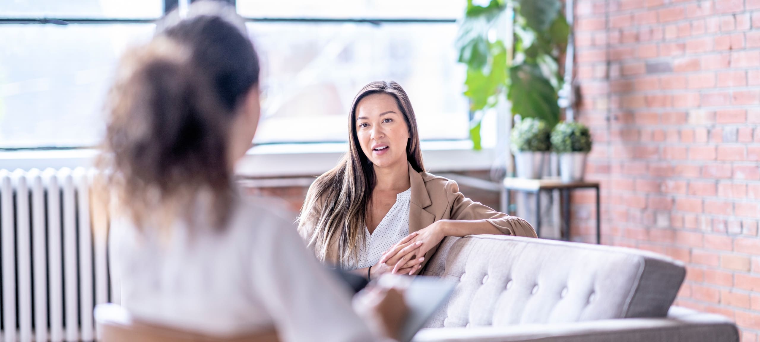 A woman engages in therapy at dual diagnosis treatment centers in Kentucky.